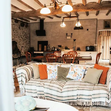D'hotes La Clef Des Champs - La Source De Nos Racines - Corps De Ferme Au Coeur Du Parc Naturel De L'avesnois Bed & Breakfast 3*